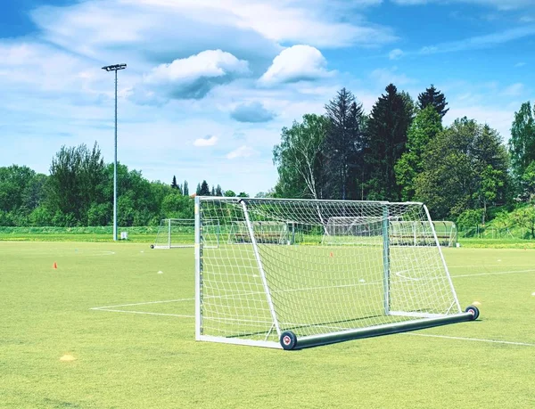 Fotbalové hřiště s bílými znaky, zelené trávě na fotbalovém hřišti. Venkovní stadion — Stock fotografie