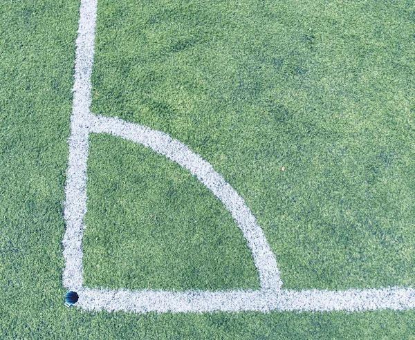 Jogar canto de campo, textura de grama verde de futebol ou campo de futebol. Canto marcado — Fotografia de Stock