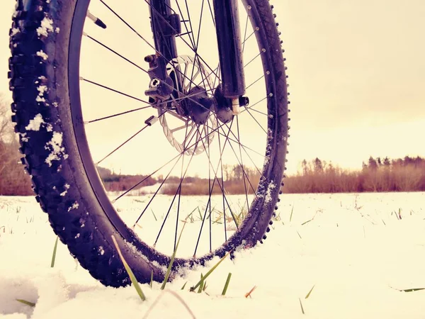 Téli mtb lovaglás havas az országban. A kerék a sárban hógumiabroncs alacsony boka megtekintése. — Stock Fotó