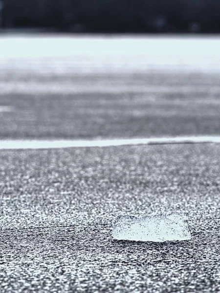 Detalhe de gelo congelado. Rachaduras de gelo formando superfície, floes fluindo no rio frio — Fotografia de Stock