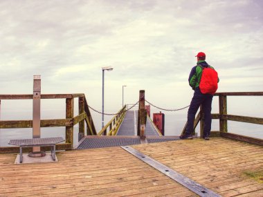 Ahşap iskele yaz tatil hedef. Yaz sonu yatay, bulutlu gökyüzü