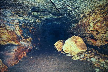 Boş bir ortaçağ catacomb görüntüleyin. Tünel içinde portakal kumtaşı kaya Kazısı