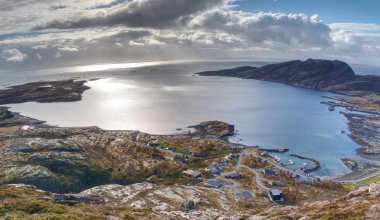 Geleneksel kırmızı ve beyaz evlerde küçük bir balıkçı köyü. Norveç'te sessiz Körfezi