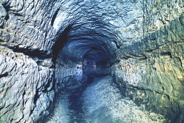 洞窟の採掘、古い水トンネル。洞窟。砂岩は湿らせた壁をトンネルします。. — ストック写真