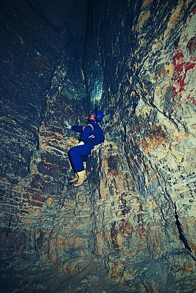 Uomo in un vecchio tunnel buio. Passaggio del bastione sotto la città Scale per il tunnel — Foto Stock