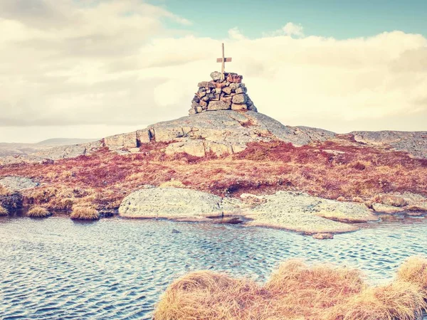 Montagna picco Linesfjellet (230 m), isola di Linesoya, Norvegia. Piramide di pietra — Foto Stock