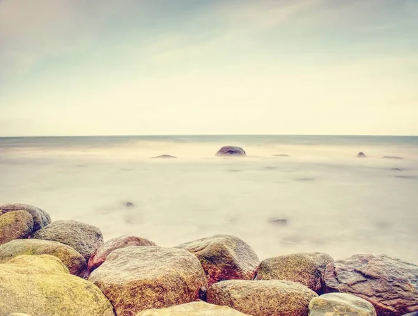 Romantische ochtend op zee. Sones in soepele golvende zee. — Stockfoto