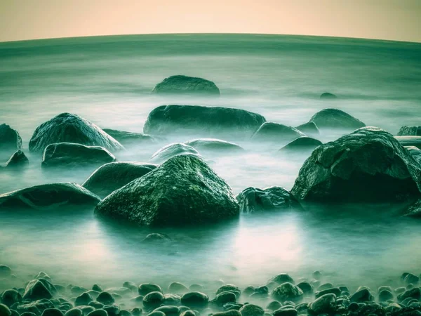 Verão sazonal e vista de férias. Manhã romântica no mar. Pedras grandes — Fotografia de Stock