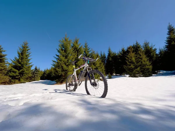 Cerca amplia vista a la bicicleta se queda en la nieve. Invierno montañas nevadas — Foto de Stock