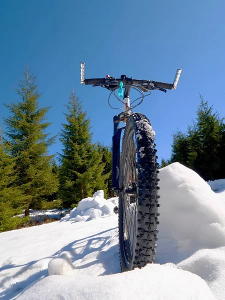 Brett Visa foto av mountainbike i djup snö. Vinter berg med road — Stockfoto