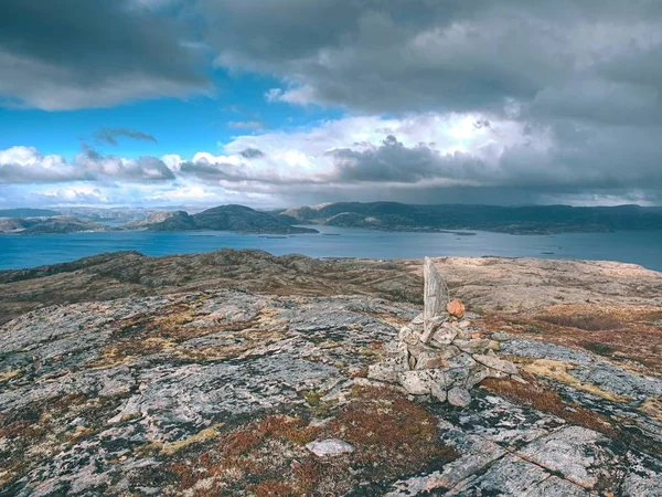 El pintoresco valle y fiordo. Vista aérea a la bahía con pueblo pesquero — Foto de Stock