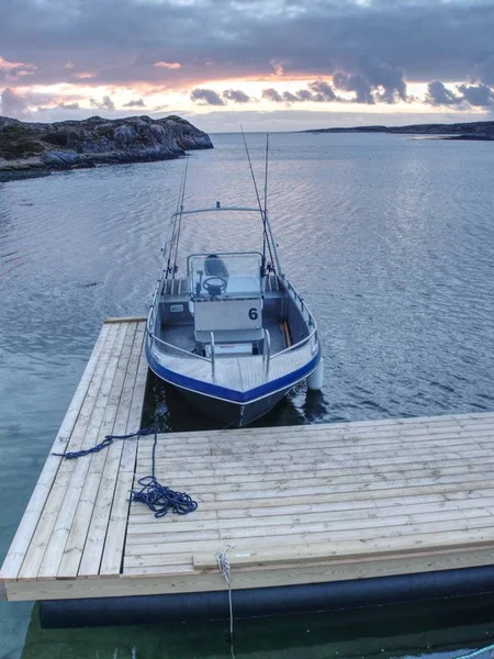 Barco pesquero anclado en bahía silenciosa, sol de tarde en el horizonte. Buque pequeño — Foto de Stock