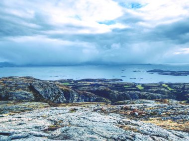 Zavallı çim üzerinde kayalık dağ tepe deniz defne yukarıda kuru. Dağ deniz manzarası, deniz, yatay yukarıda.