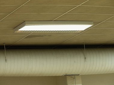 Beyaz tavan Floresan ışık fikstür. Depo endüstriyel aydınlatma