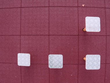 Spor köşesinde spor merdivenleri. Popüler spor salonu.