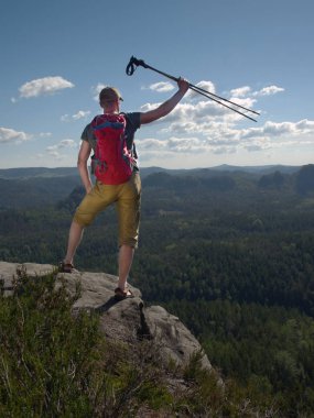 Dağlarda bedava yürüyüş. Yaşam tarzı macera kavramı aktif yaz