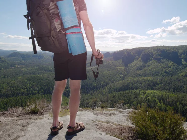 Resenär med ryggsäck och kamera i händer utforskar naturen. — Stockfoto