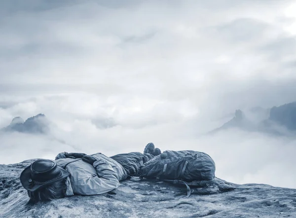 Junge Frau schläft ein, nachdem sie neblige Landschaft beobachtet hat — Stockfoto