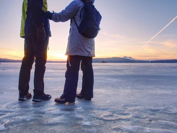 얼어붙은 호수에서 얼음 위를 걷고 있는 부부, 남자와 여자 — 스톡 사진