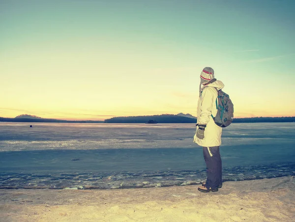 Kadın gezgin güzel bir buzul gölüne gidiyor..