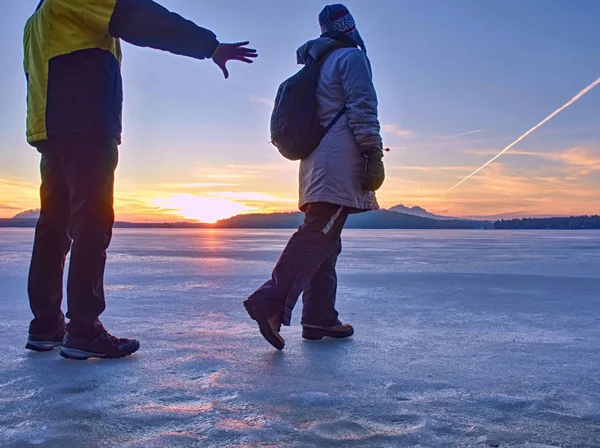 Pareja Turistas Está Pasando Tiempo Aire Libre Lago Congelado Viendo — Foto de Stock