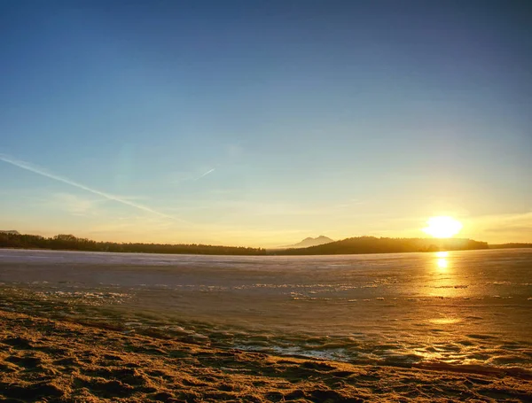 Eingefrorene Bucht. heitere Landschaft aus Eis, Schnee, eisigem Fels und gefrorenem See — Stockfoto