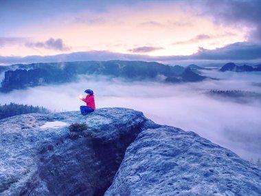 Kız ışığı koruyor. Kadın ellerinde parlayan yıldız