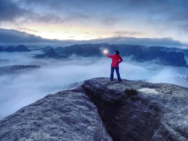 Mulher trazer lâmpada na montanha para dar luz ao mundo escuro — Fotografia de Stock