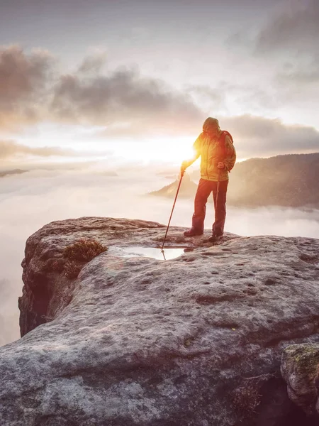 Woman hiker on extreme trail in rocks enjoy amazing view — Stockfoto