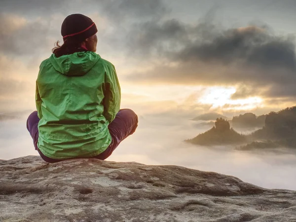 Ung aktiv kvinna med trekking utrustning sitter, avkopplande — Stockfoto