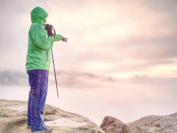 Donna guardando orizzonte alba da scogliera tagliente — Foto Stock