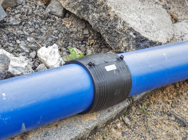 Сварное соединение между двумя голубыми трубами HDPE для питьевой воды — стоковое фото