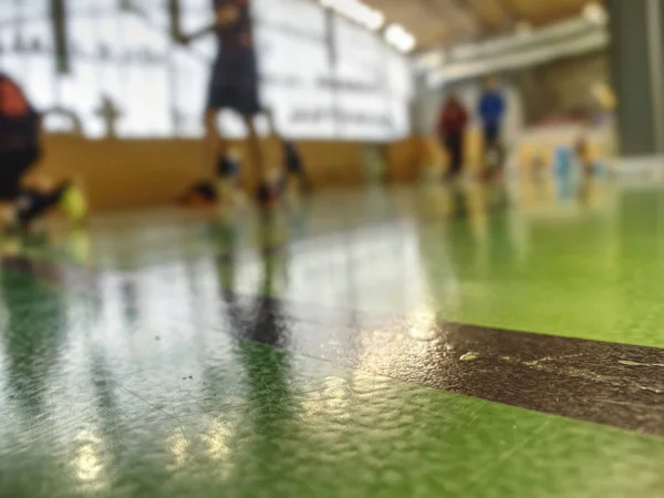 Groene vloer in school Gym in details. Rechtbank van Club met lijnen — Stockfoto