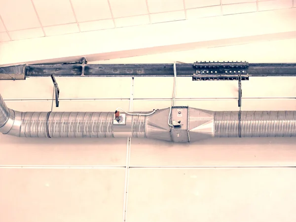 Tubo de aire acondicionado, tubería de cableado y sistema de tuberías de plomería — Foto de Stock