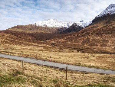 Glencoe geçidinde yol ve Highlands 'ta A82 yolu.