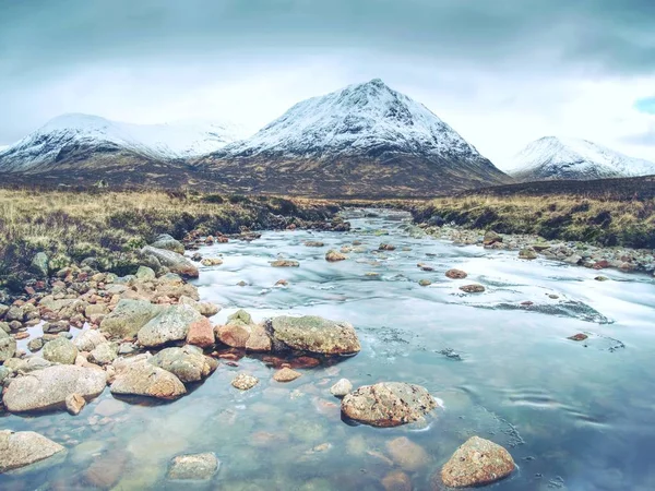 Rapids op mystieke rivier de Coe, berglandschap in Schotland — Stockfoto