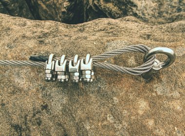 Basamaklar ve çelik kablo ile Ferrata 'nın dikey kısmı  