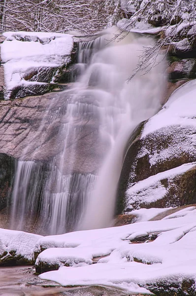 Weinig bevroren watervallen die in bijna originele staat verkeren — Stockfoto