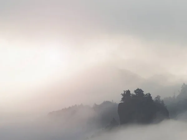 Bergkonturen in Wolken aus schwerem Msit. Bergwald — Stockfoto