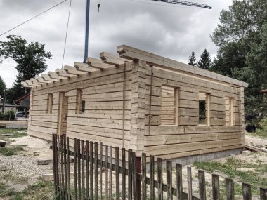 Tahta ahşap bina, inşaat halindeki ev.. 