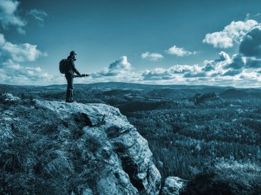 Doğa fotoğrafçısı ya da kameraman çekimden önce tripodu yerleştiriyor 