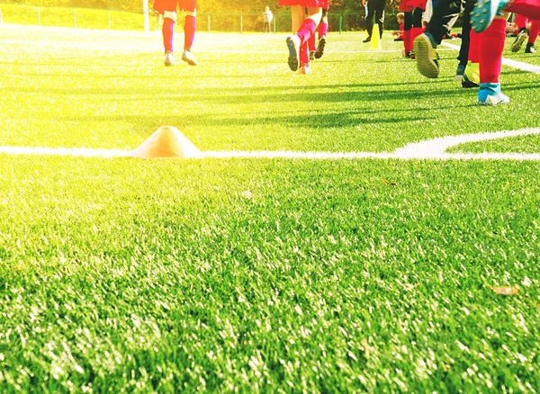 Team van onherkenbare voetballers oefenen dribbelen — Stockfoto