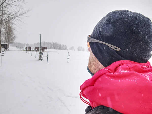 Hombre deportivo con barba de jengibre, gorra negra y gafas naranjas — Foto de Stock