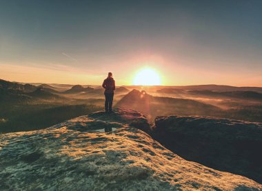 Güzel bir kadın sonbahar ormanında gün batımını seyretmekten hoşlanır. 