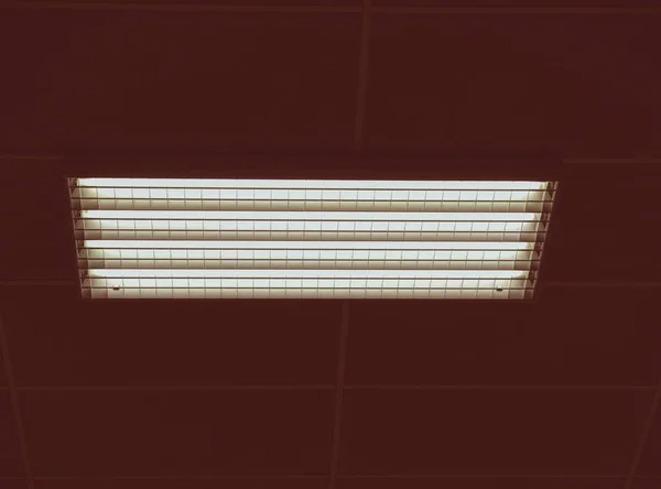 Φωτεινή οροφή του κτιρίου των επιχειρήσεων εσωτερικών γραφείων και φως νέον — Φωτογραφία Αρχείου