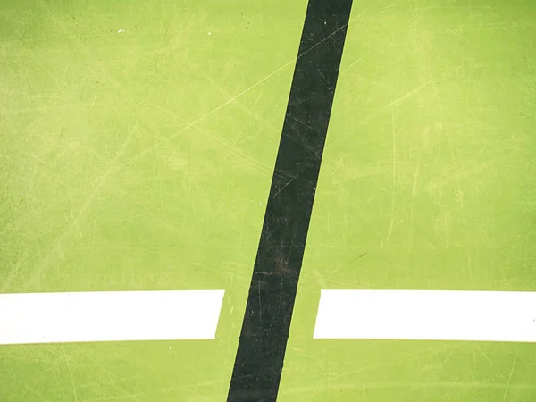 Зелена тверда підлога в шкільній гімназії з чорними лініями рамки — стокове фото