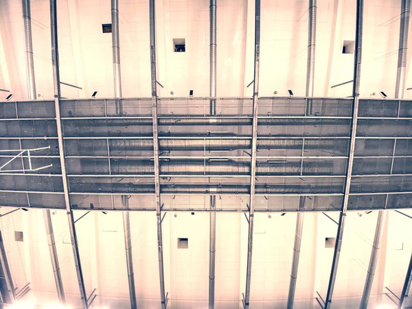 Tubi di ventilazione in isolamento appesi al soffitto — Foto Stock