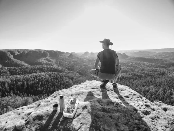 Hiker si vychutnejte občerstvení. Turisté se ubytováni na vrcholu skály — Stock fotografie