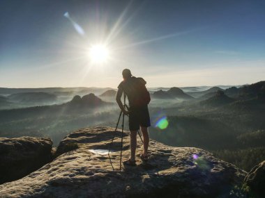 Fotoğraf görüntüsü: Çalışan adam fotoğrafçıya model olarak