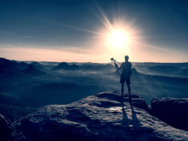 Fotoğraf görüntüsü: Çalışan adam fotoğrafçıya model olarak